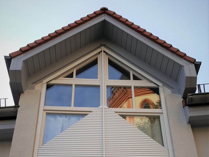 Bild eines Schrägrolladens an Erkerfenster